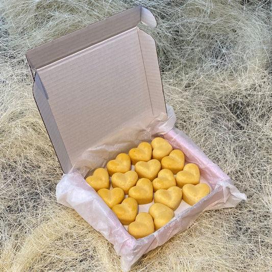 16 Cinnamon Small Wax Hearts